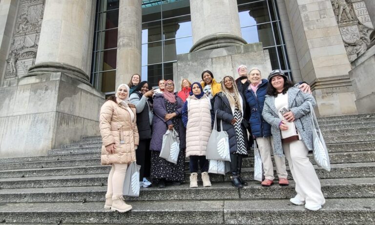 Mehrere Frauen auf einer Treppe vor einem Gebäude